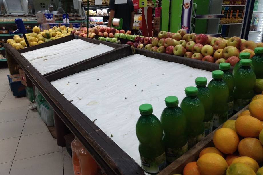 Supermercado em São Paulo apresenta prateleiras vazias com falta de produtos para reposição