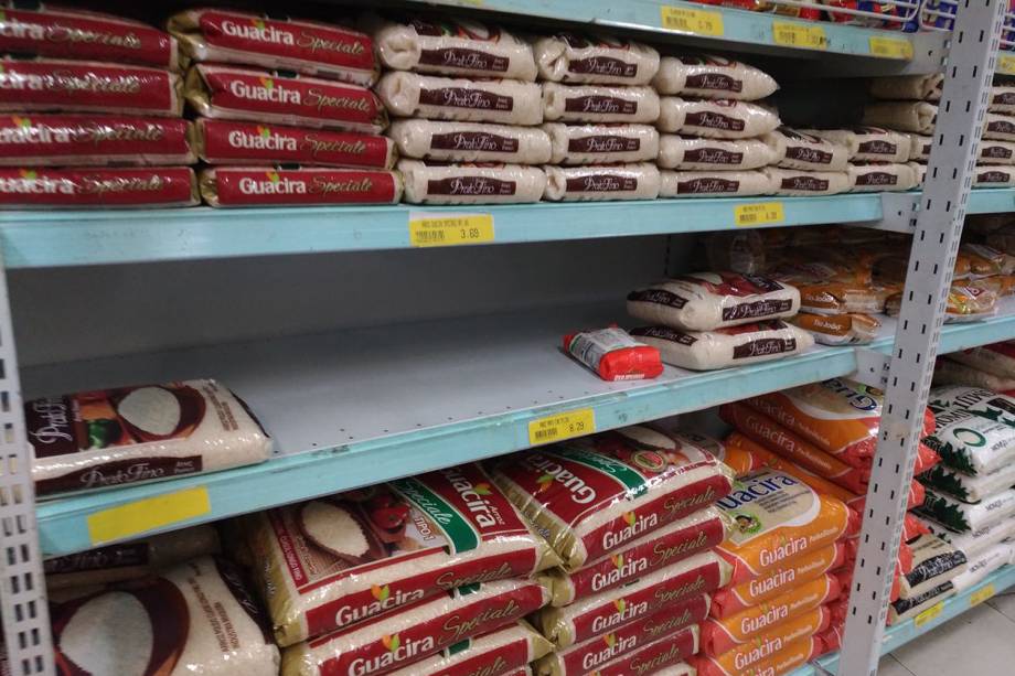 Supermercado em São Paulo apresenta prateleiras vazias com falta de produtos para reposição Supermercado em São Paulo apresenta prateleiras vazias com falta de produtos para reposição