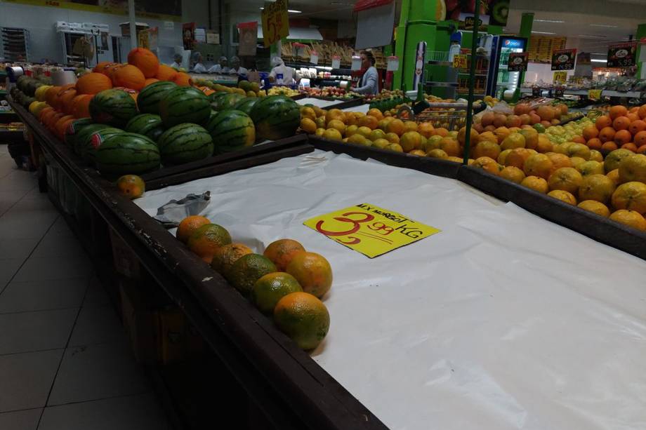 Supermercado em São Paulo apresenta prateleiras vazias com falta de produtos para reposição Supermercado em São Paulo apresenta prateleiras vazias com falta de produtos para reposição