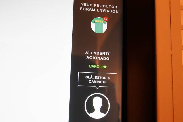 Se o cliente não gostar da peça ou precisar de outra, não precisa sair do provador para trocar. Ele consegue chamar o atendente de dentro do provador Se o cliente não gostar da peça ou precisar de outra, não precisa sair do provador para trocar. Ele consegue chamar o atendente de dentro do provador