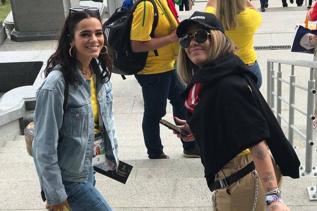 Bruna Marquezine vê jogo do Brasil com mãe e irmã de Neymar
