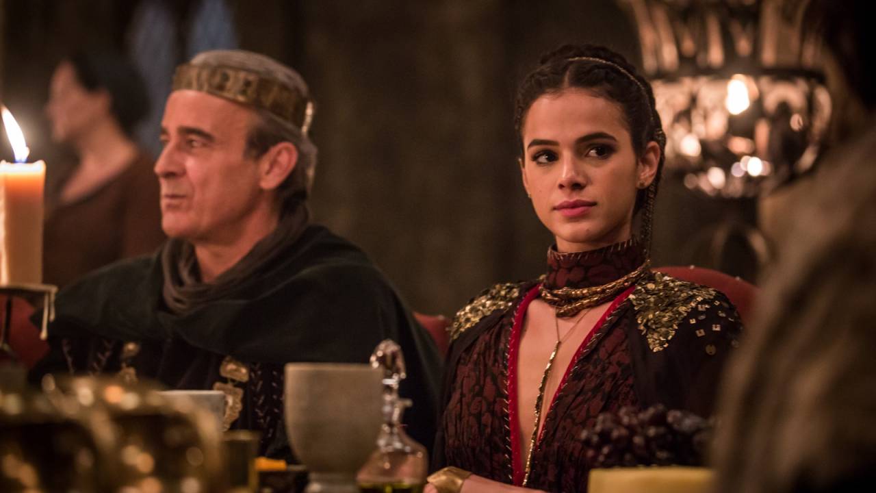 Otávio (Alexandre Borges) e Catarina (Bruna Marquezine) em ‘Deus Salve o Rei’
