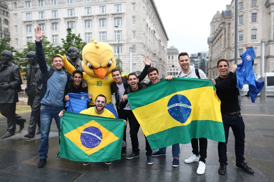 Mascote da seleção visita Liverpool e posa com torcedores - 02/06/2018