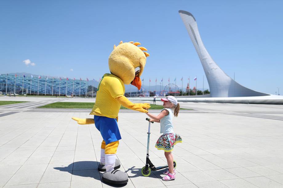 Canarinho pistola brinca com crianças em Sochi, Rússia - 14/06/2018