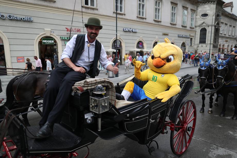 Canarinho pistola passeia pela cidade de Viena, Áustria - 09/06/2018