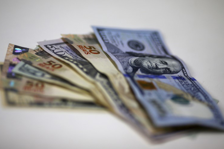 Notas de real e dólar - 10/09/2015