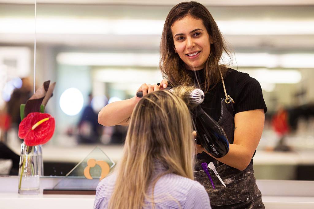 Os Eleitores – Salão de beleza A cabeleireira do salão de beleza MG Hair, Regina França - 05/06/2018