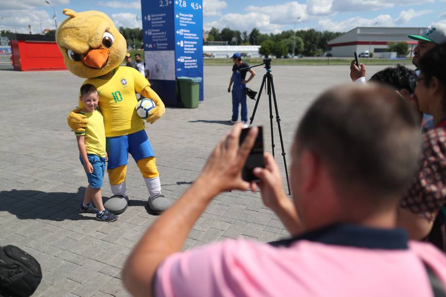 Canarinho Pistola posa para fotografia em frente à arena Spartak em Moscou antes da partida entre Brasil e Sérvia - 27/06/2018