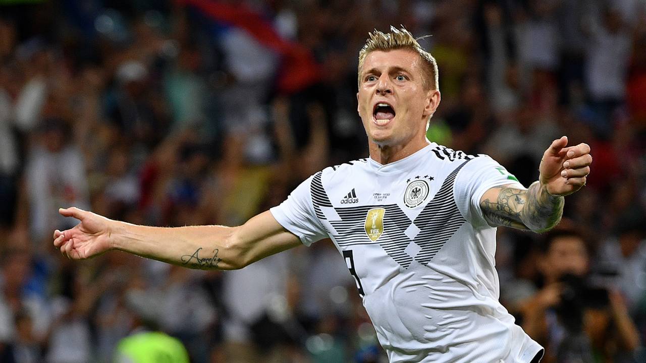 Toni Kroos comemora após marcar gol de falta no último minuto do segundo tempo, durante partida entre Alemanha e Suécia - 23/06/2018