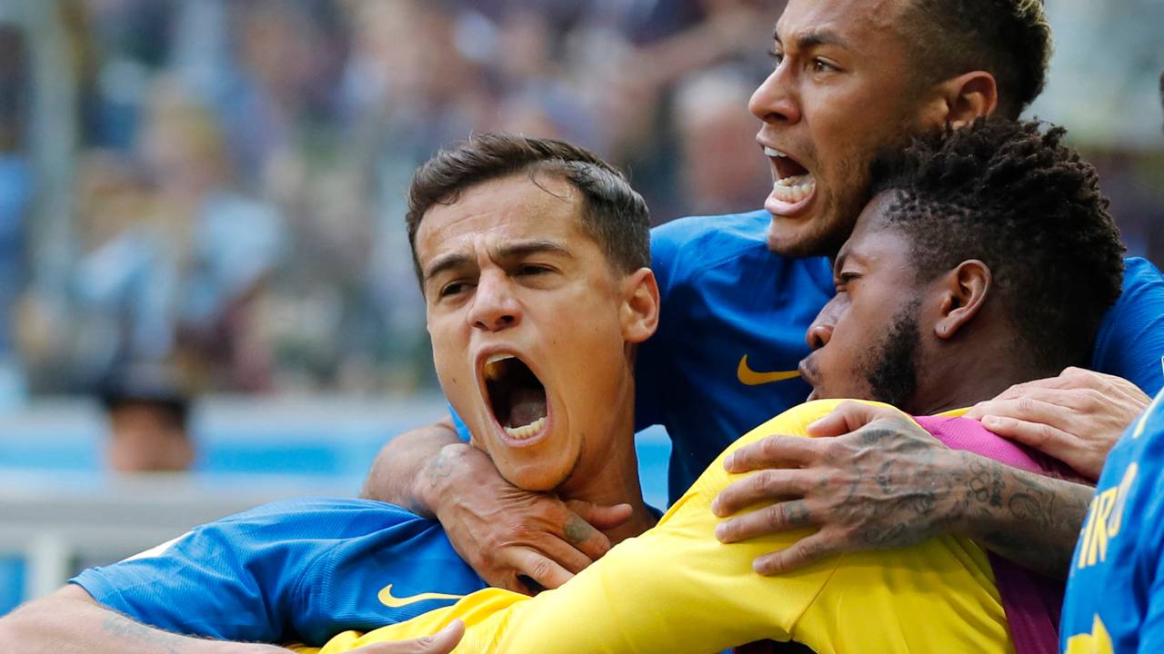 Philippe Coutinho comemora com Neymar após a Seleção Brasileira abrir o placar contra a Costa Rica, em São Petersburgo - 22/06/2018