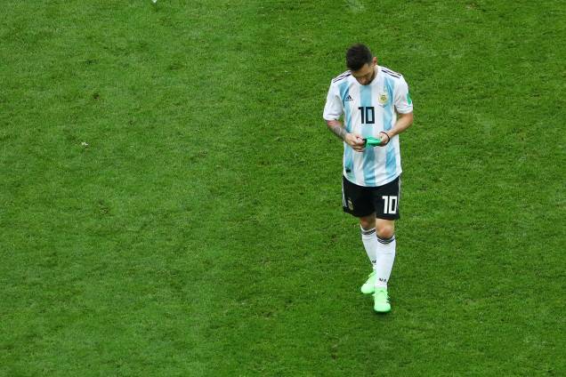 Messi caminha desolado após a derrota para a França, que eliminou os argentinos da Copa do Mundo Rússia - 30/06/2018 Messi caminha desolado após a derrota para a França, que eliminou os argentinos da Copa do Mundo Rússia - 30/06/2018