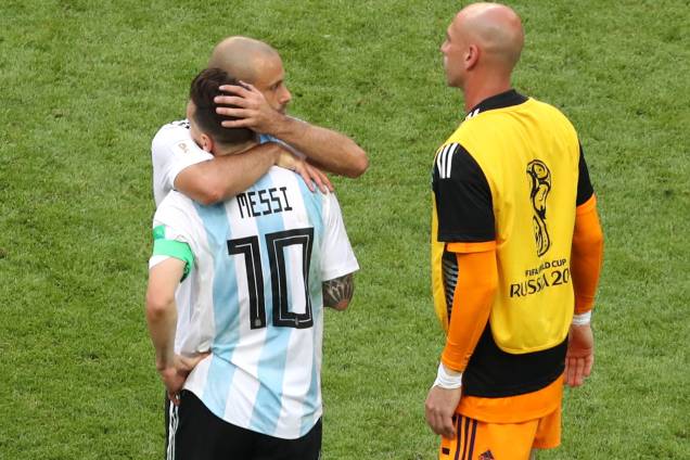 O meio-campista, Javier Mascherano, consola Lionel Messi após a derrota para a França nas oitavas de final - 30/06/2018 O meio-campista, Javier Mascherano, consola Lionel Messi após a derrota para a França nas oitavas de final - 30/06/2018