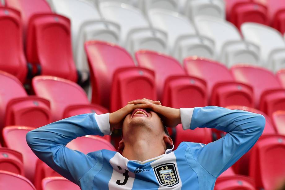 Um torcedor argentino lamenta após a eliminação da seleção na Copa do Mundo Rússia, no jogo das oitavas de final contra a França - 30/06/2018