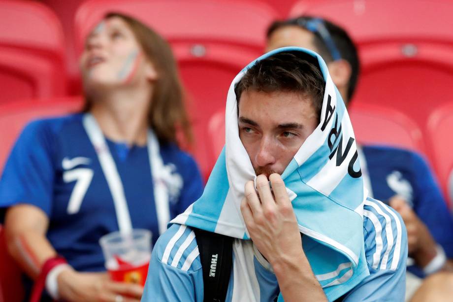 Torcedor reage após a derrota da Argentina para a França, nas oitavas de final da Copa do Mundo Rússia, na Arena Kazan - 30/06/2018