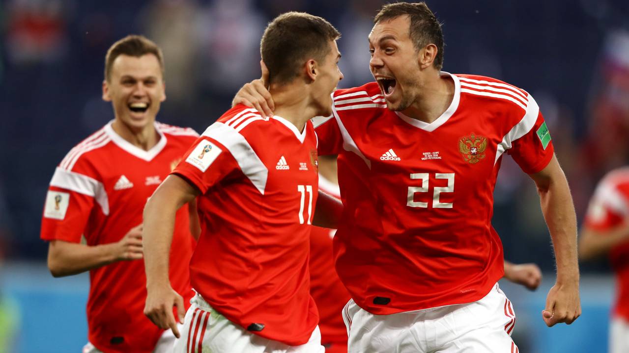 Jogadores da Rússia comemoram após abrirem o placar contra o Egito, em partida válida pelo grupo A da Copa do Mundo da Rússia, realizada em São Petersburgo - 19/06/2018