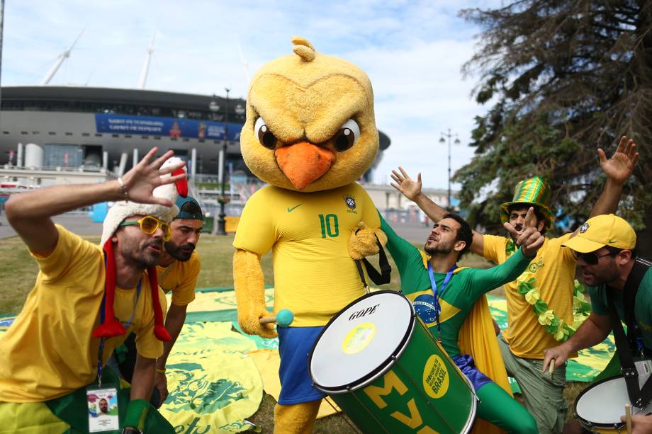 Canarinho pistola curte São Petersburgo com torcedores brasileiros - 21/06/2018