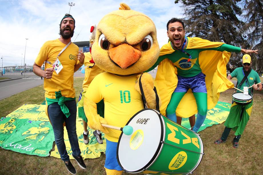 Canarinho pistola se anima com os torcedores do Brasil em São Petersburgo - 21/06/2018