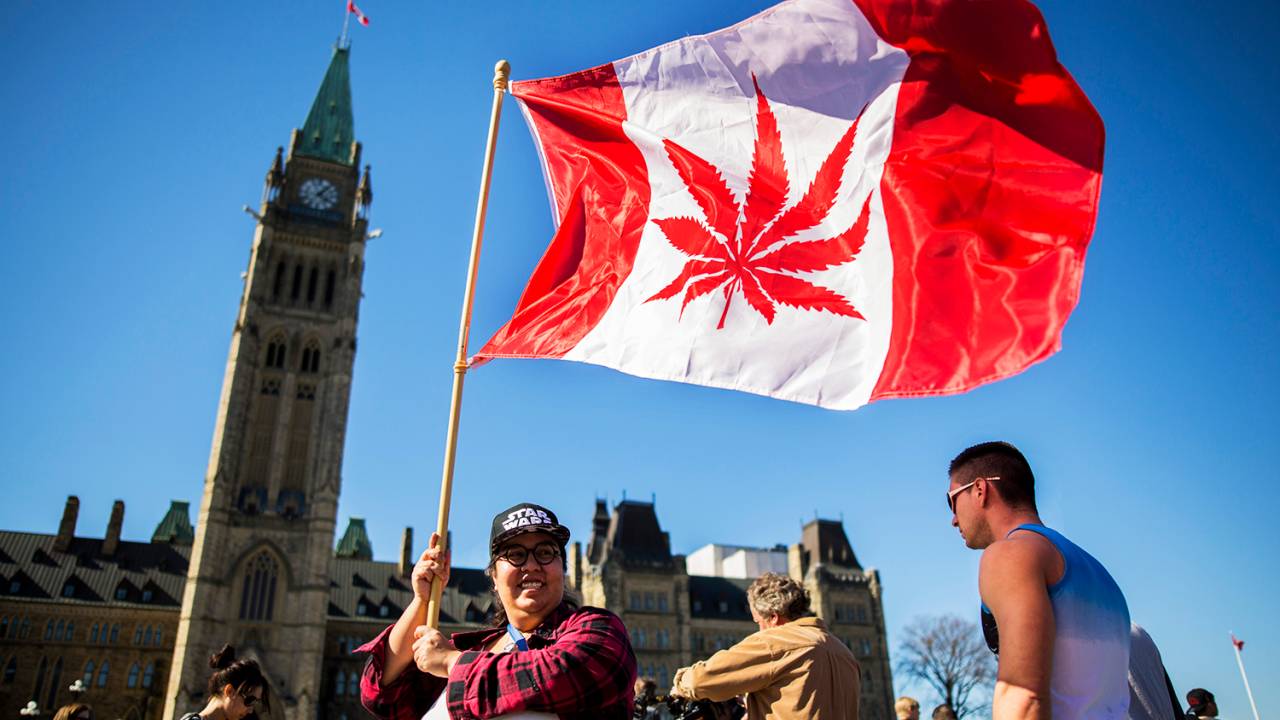 Mulher é vista com bandeira do Canadá, com uma folha de maconha ao centro, em Ottawa - 20/04/2016