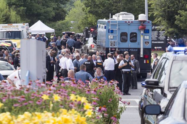 Policiais e equipes de resgate são vistos na frente do jornal Capital Gazette, em Annapolis, no estado americano de Maryland, após tiroteio deixar mortos e feridos - 28/06/2018 Policiais e equipes de resgate são vistos na frente do jornal Capital Gazette, em Annapolis, no estado americano de Maryland, após tiroteio deixar mortos e feridos - 28/06/2018