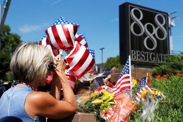 Flores, balões e bandeiras são colocadas próximas da sede do jornal Capital Gazette, em Annapolis, no estado americano de Maryland - 29/06/2018 Flores, balões e bandeiras são colocadas próximas da sede do jornal Capital Gazette, em Annapolis, no estado americano de Maryland - 29/06/2018