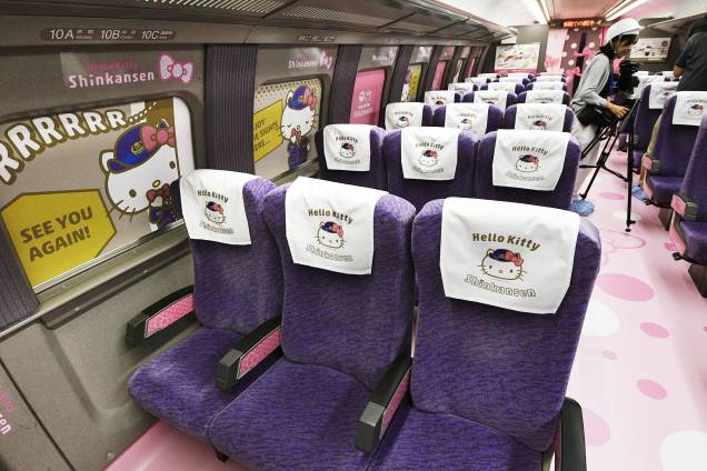 Os vagões têm assentos lilás e rosa, decorados com desenhos da Hello Kitty Os vagões têm assentos lilás e rosa, decorados com desenhos da Hello Kitty