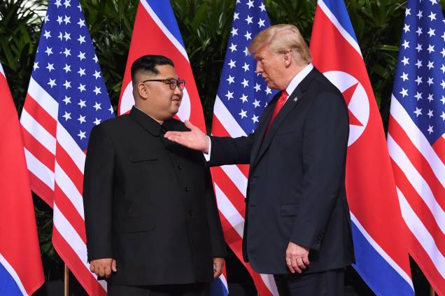 O ditador da Coreia do Norte, Kim Jong-un, cumprimenta o presidente dos Estados Unidos, Donald Trump, no início da histórica cúpula, no Hotel Capella, na ilha de Sentosa, em Singapura O ditador da Coreia do Norte, Kim Jong-un, cumprimenta o presidente dos Estados Unidos, Donald Trump, no início da histórica cúpula, no Hotel Capella, na ilha de Sentosa, em Singapura