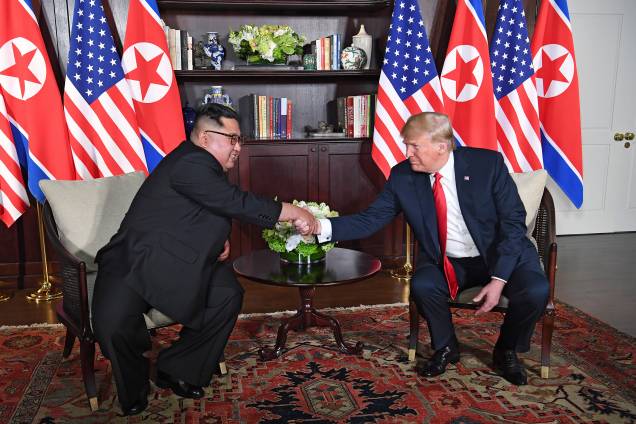 O presidente dos Estados Unidos, Donald Trump, aperta a mão do ditador da Coreia do Norte, Kim Jong-un durante encontro histórico no Hotel Capella, na ilha de Sentosa, em Singapura O presidente dos Estados Unidos, Donald Trump, aperta a mão do ditador da Coreia do Norte, Kim Jong-un durante encontro histórico no Hotel Capella, na ilha de Sentosa, em Singapura