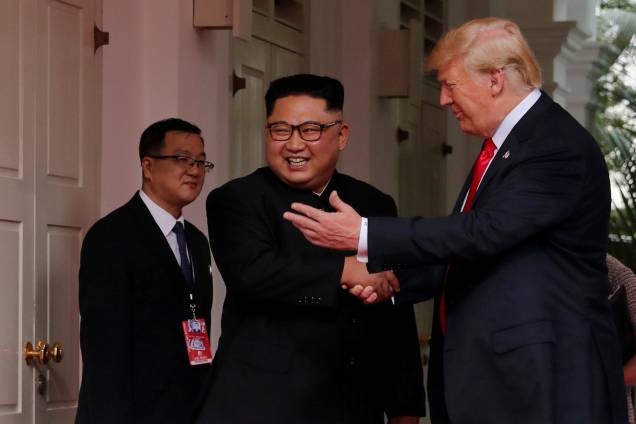 O presidente dos Estados Unidos, Donald Trump, e o ditador da Coreia do Norte, Kim Jong-un, durante reunião bilateral no Hotel Capella, na ilha de Sentosa, em Singapura O presidente dos Estados Unidos, Donald Trump, e o ditador da Coreia do Norte, Kim Jong-un, durante reunião bilateral no Hotel Capella, na ilha de Sentosa, em Singapura