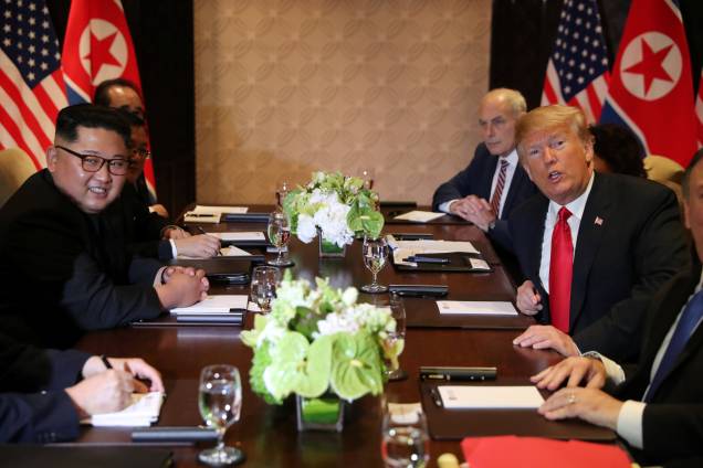 O presidente dos Estados Unidos, Donald Trump, e o ditador da Coreia do Norte, Kim Jong-un, durante reunião bilateral no Hotel Capella, na ilha de Sentosa, em Singapura O presidente dos Estados Unidos, Donald Trump, e o ditador da Coreia do Norte, Kim Jong-un, durante reunião bilateral no Hotel Capella, na ilha de Sentosa, em Singapura