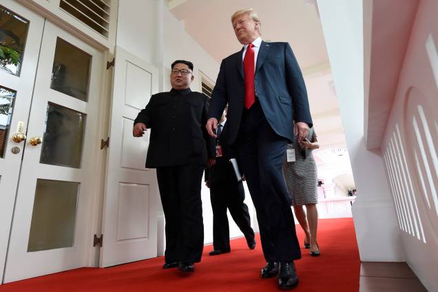 O ditador da Coreia do Norte, Kim Jong-un, caminha ao lado do presidente dos Estados Unidos, Donald Trump, antes da reunião no Hotel Capella, na ilha de Sentosa, em Singapura O ditador da Coreia do Norte, Kim Jong-un, caminha ao lado do presidente dos Estados Unidos, Donald Trump, antes da reunião no Hotel Capella, na ilha de Sentosa, em Singapura