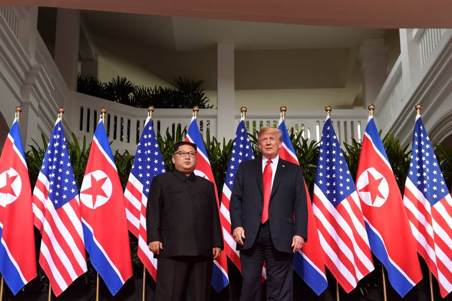 O ditador da Coreia do Norte, Kim Jong-un, posa para foto ao lado do presidente dos Estados Unidos, Donald Trump, antes da reunião no Hotel Capella, na ilha de Sentosa, em Singapura