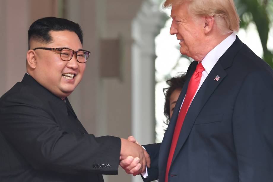 O ditador da Coreia do Norte, Kim Jong-un, cumprimenta o presidente dos Estados Unidos, Donald Trump, no início da histórica cúpula entre os dois países, no Hotel Capella, na Ilha de Sentosa, em Singapura