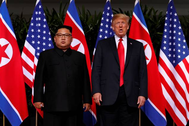 O ditador da Coreia do Norte, Kim Jong-un, posa para foto ao lado do presidente dos Estados Unidos, Donald Trump, antes da reunião no Hotel Capella, na ilha de Sentosa, em Singapura O ditador da Coreia do Norte, Kim Jong-un, posa para foto ao lado do presidente dos Estados Unidos, Donald Trump, antes da reunião no Hotel Capella, na ilha de Sentosa, em Singapura