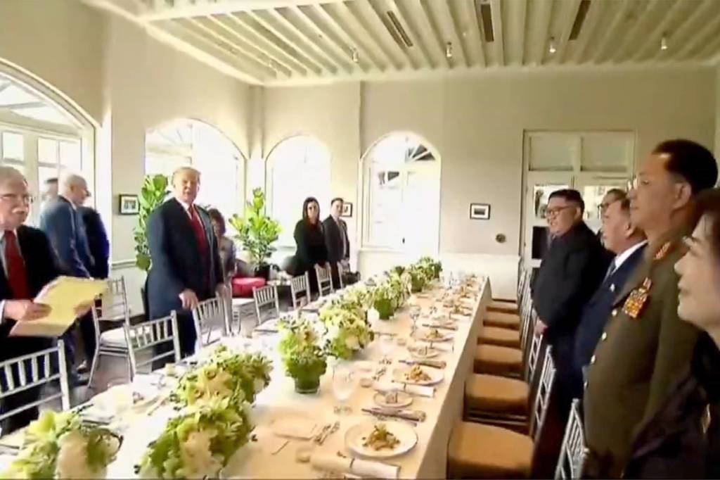 Trump e Kim Jong-un almoçam em Singapura Trump e Kim Jong-un almoçam em Singapura