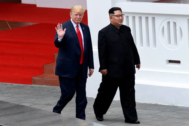 O presidente dos Estados Unidos, Donald Trump, e o ditador norte-coreano, Kim Jong-un, caminham depois do almoço no Hotel Capella, na ilha de Sentosa, em Singapura O presidente dos Estados Unidos, Donald Trump, e o ditador norte-coreano, Kim Jong-un, caminham depois do almoço no Hotel Capella, na ilha de Sentosa, em Singapura
