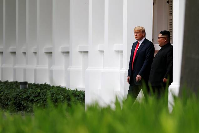 O presidente dos Estados Unidos, Donald Trump, e o ditador norte-coreano, Kim Jong-un, caminham depois do almoço no Hotel Capella, na ilha de Sentosa, em Singapura O presidente dos Estados Unidos, Donald Trump, e o ditador norte-coreano, Kim Jong-un, caminham depois do almoço no Hotel Capella, na ilha de Sentosa, em Singapura