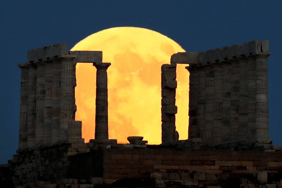 Eclipse lunar é vista atrás do Templo de Poseidon, em Atenas, Grécia - 27/07/2018