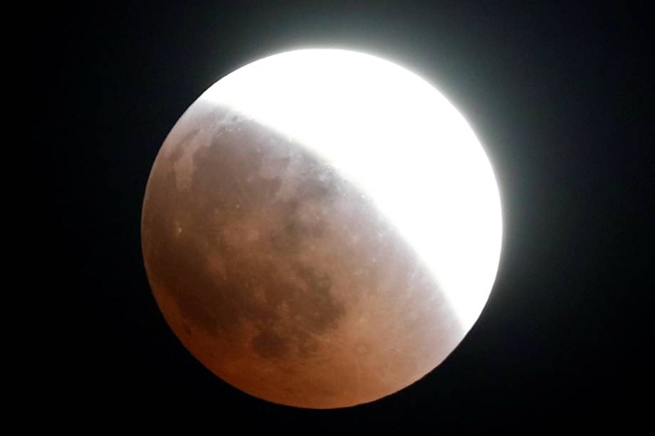 Eclipse lunar é visto sobre o céu de Cairo, capital do Egito - 27/07/2018