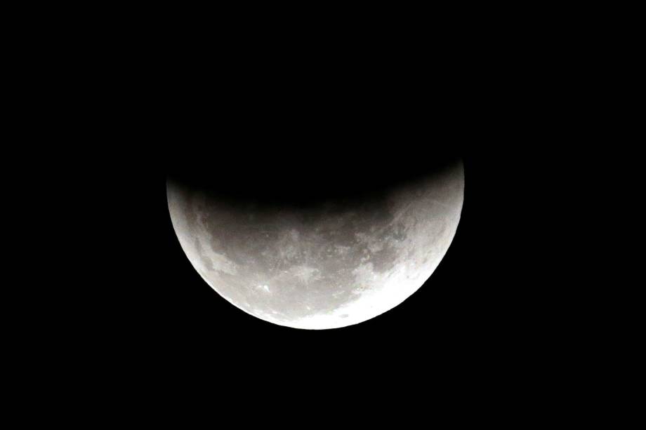 Eclipse lunar é vista sobre o céu de São Paulo (SP) - 27/07/2018