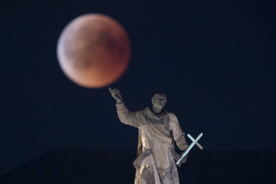 Lua de Sangue é vista durante o eclipse sobre a estátua de Mattielli, na igreja Hofkirche em Dresden, na Alemanha - 27/07/2018