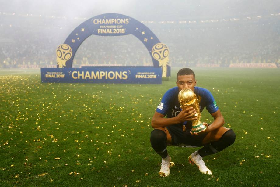 Kylian Mbappé, beija a taça do bicampeonato mundial francês após a vitória sobre a Croácia - 15/07/2018