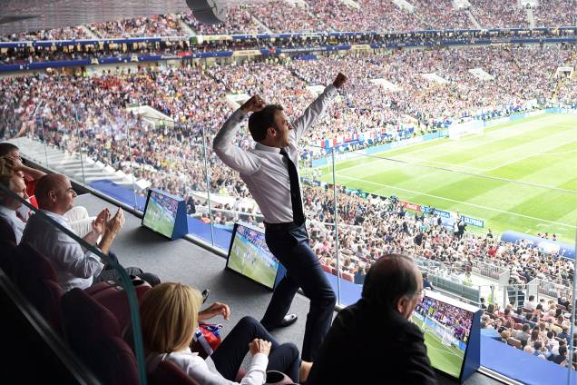 O presidente francês Emmanuel Macron comemora após a seleção francesa marcar gol, durante a final da Copa do Mundo contra a Croácia - 15/07/2018 O presidente francês Emmanuel Macron comemora após a seleção francesa marcar gol, durante a final da Copa do Mundo contra a Croácia - 15/07/2018