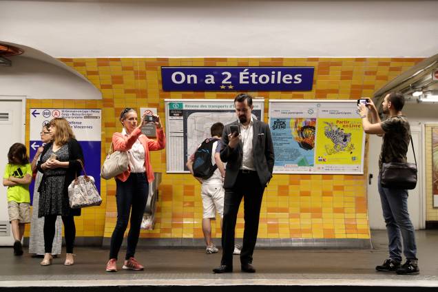 Placa diz "Nós temos duas estrelas" na estação de metrô Etoile no metrô de Paris após conquista da Copa do Mundo pela seleção francesa - 16/07/2018 Placa diz "Nós temos duas estrelas" na estação de metrô Etoile no metrô de Paris após conquista da Copa do Mundo pela seleção francesa - 16/07/2018