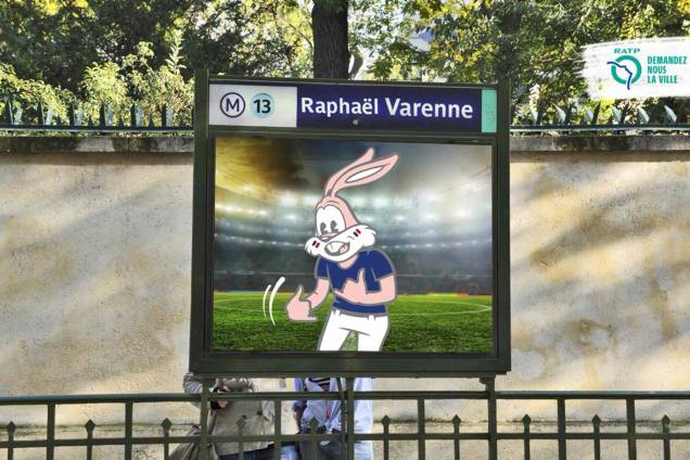 O zagueiro francês Raphael Varane é homenageado na estação Varenne do metrô de Paris, após conquista do título Mundial na Rússia - 16/07/2018 O zagueiro francês Raphael Varane é homenageado na estação Varenne do metrô de Paris, após conquista do título Mundial na Rússia - 16/07/2018
