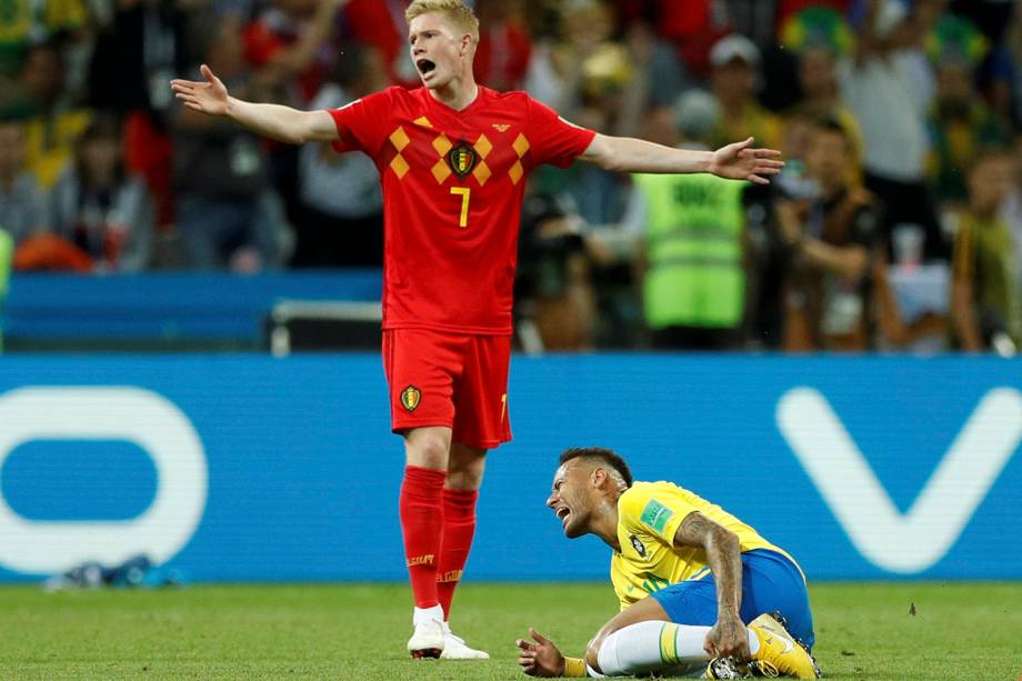 Kevin De Bruyne e Neymar reagem após uma falta cometida sobre o brasileiro - 06/07/2018