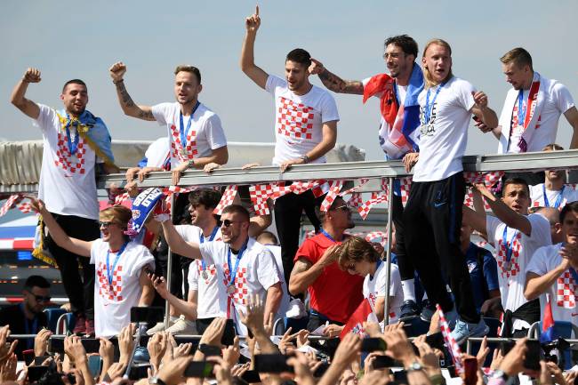 Jogadores da seleção da Croácia são recebidos em seu país