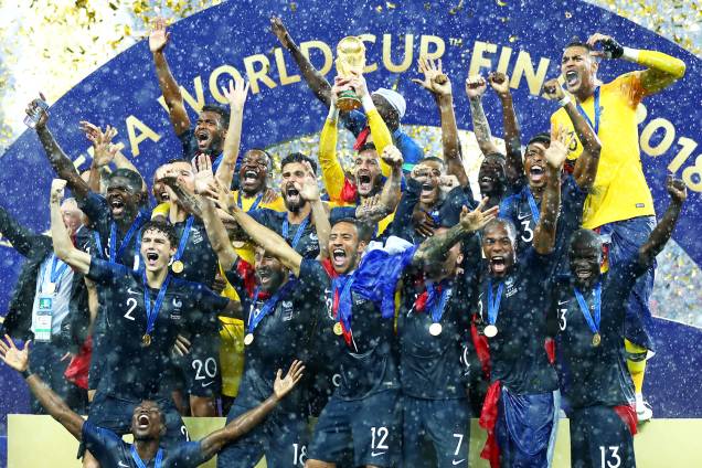 Hugo Lloris ergue taça da Copa do Mundo após a França vencer a Croácia por 4 a 2, e conquistar o bicampeonato mundial - 15/07/2018 Hugo Lloris ergue taça da Copa do Mundo após a França vencer a Croácia por 4 a 2, e conquistar o bicampeonato mundial - 15/07/2018