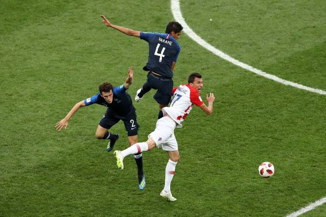 Raphael Varane da França, Mario Mandzukic da Croácia e Benjamin Pavard da França colidem durante jogada na Final da Copa do Mundo 2018 - 15/07/2018 Raphael Varane da França, Mario Mandzukic da Croácia e Benjamin Pavard da França colidem durante jogada na Final da Copa do Mundo 2018 - 15/07/2018