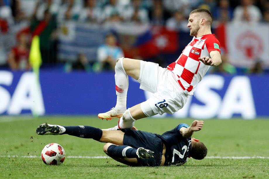 Lucas Hernandez da França e Ante Rebic colidem durante disputa de bola na Final da Copa do Mundo 2018 - 15/07/2018