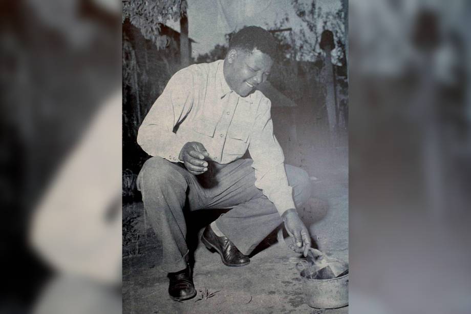 Nelson Mandela queima um passe obrigatório em 1960